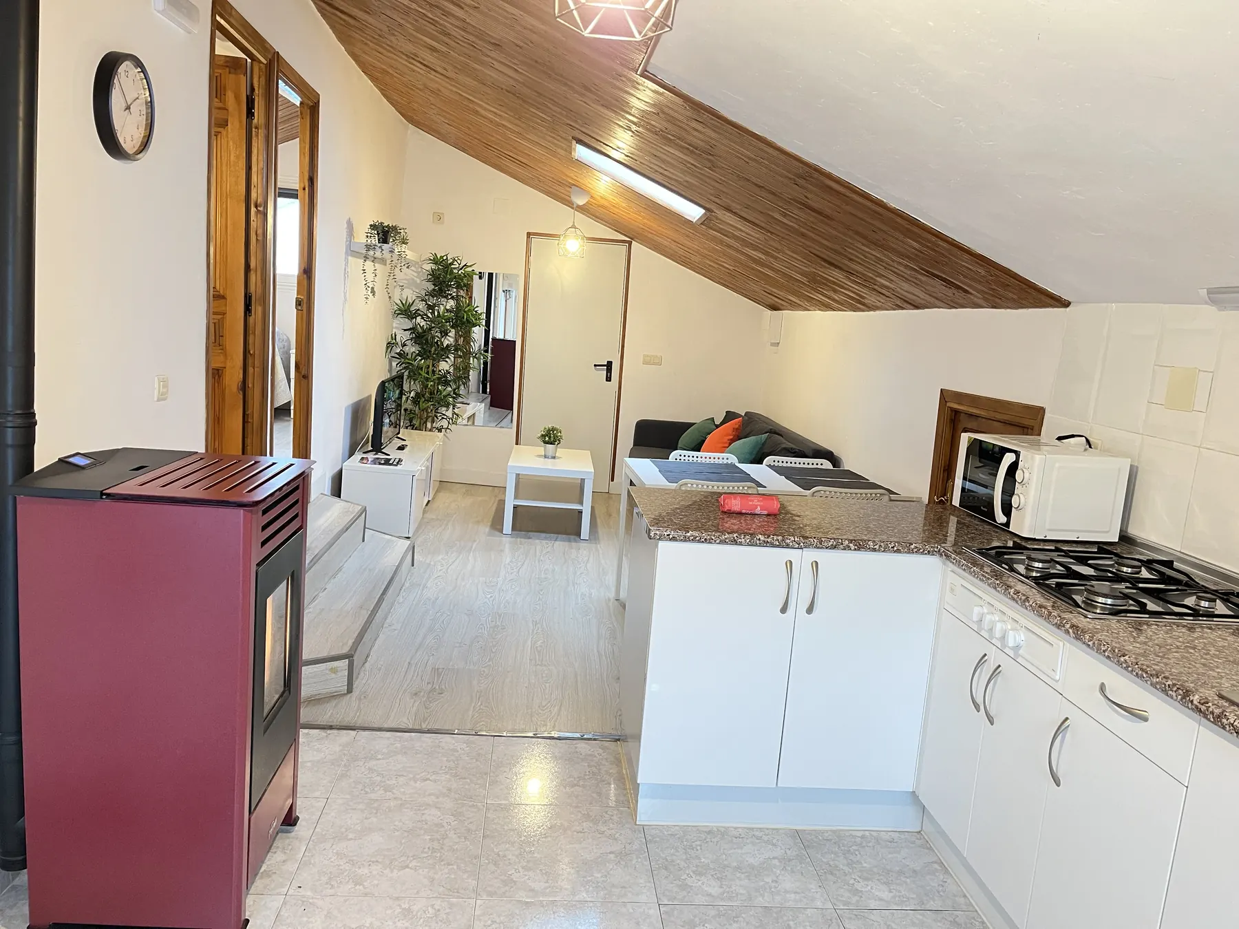 Salón con estufa de pellets del apartamento acogedor para 6 personas
