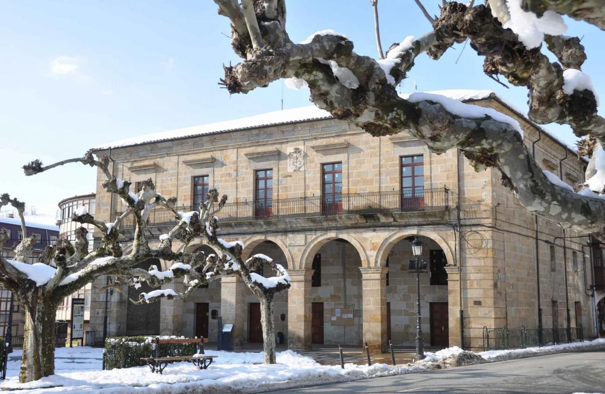 Ayuntamiento de Espinosa de los Monteros con soportales y nieve