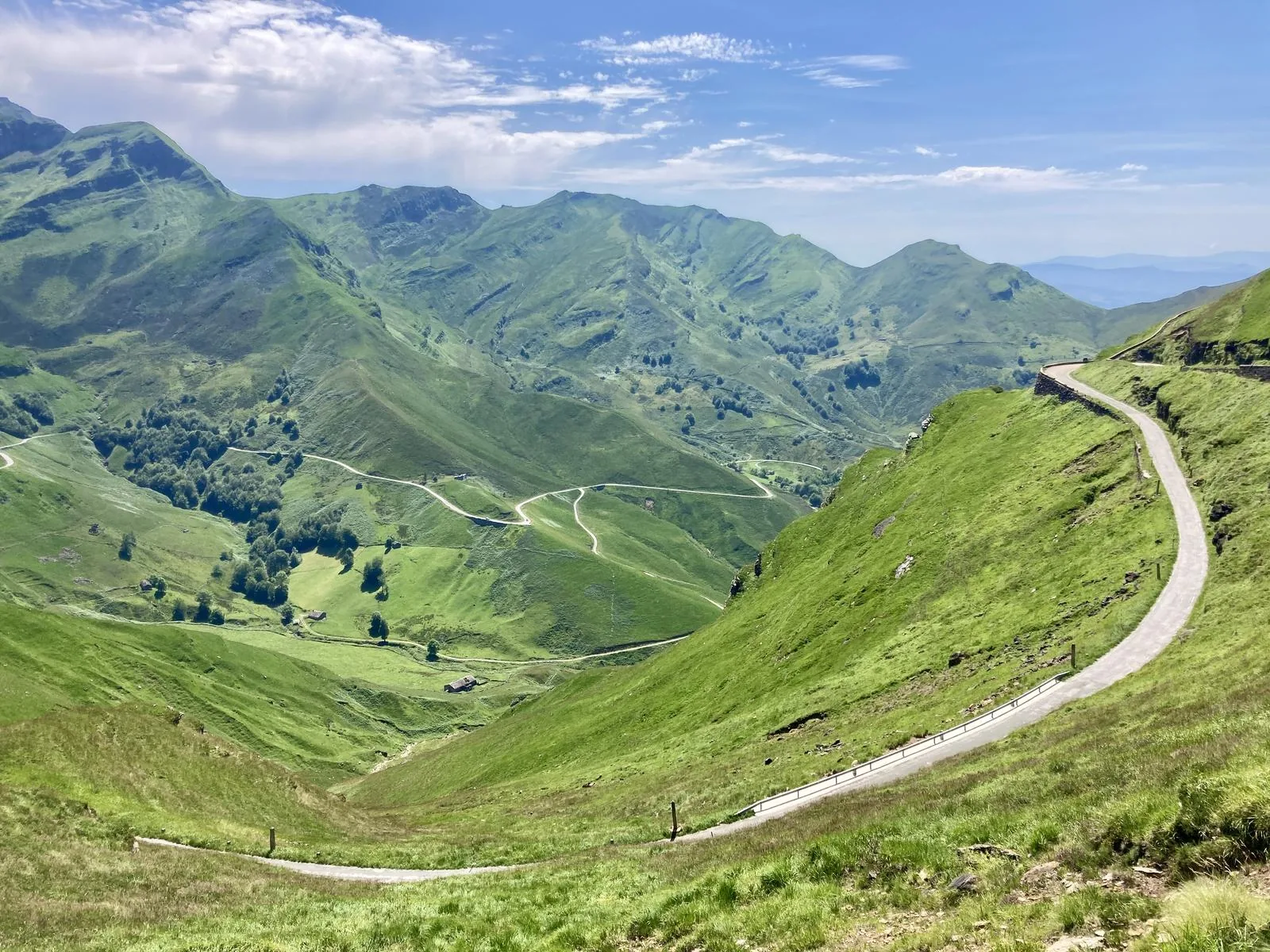 Carretera del puerto de Lunada entre pastos verdes