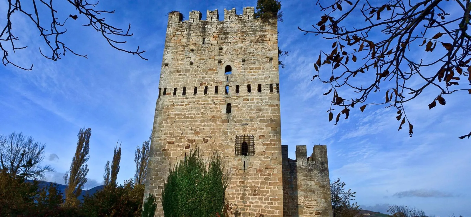 Torre almenada del castillo de Espinosa de los Monteros