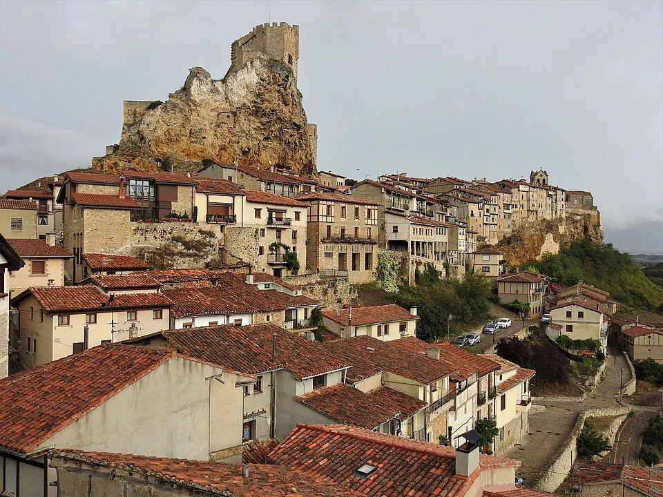 Vista de Frías con su castillo sobre la roca y las casas colgadas