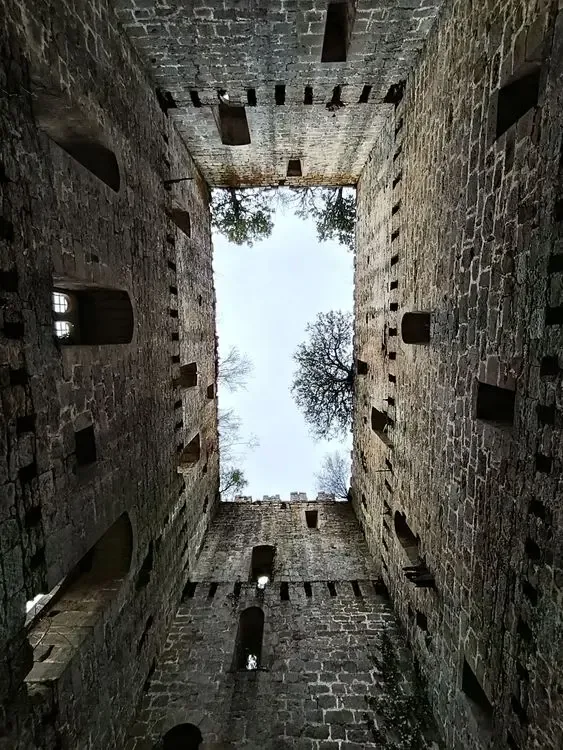 Interior de la torre del castillo de Espinosa de los Monteros mirando al cielo