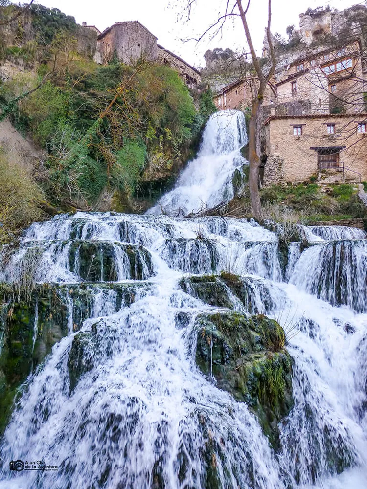 Cascada de Orbaneja del Castillo bajando junto a las casas del pueblo