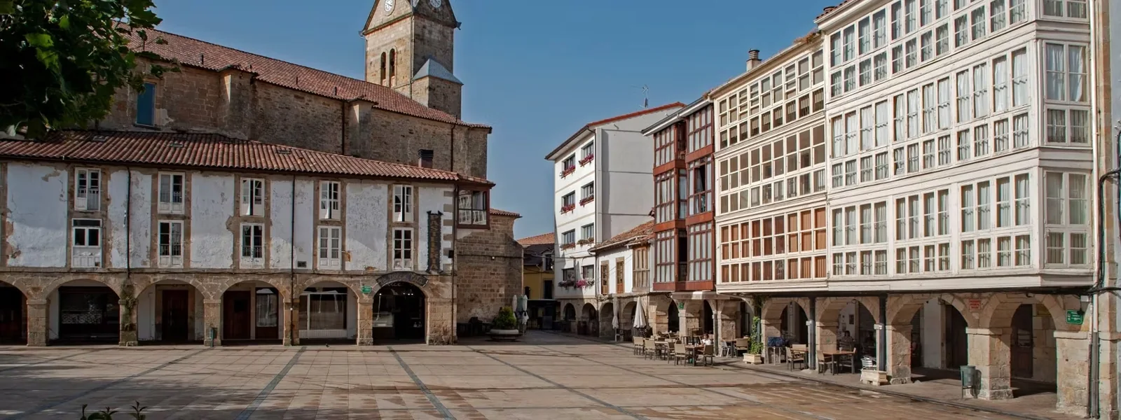 Plaza de Espinosa de los Monteros con soportales y la iglesia