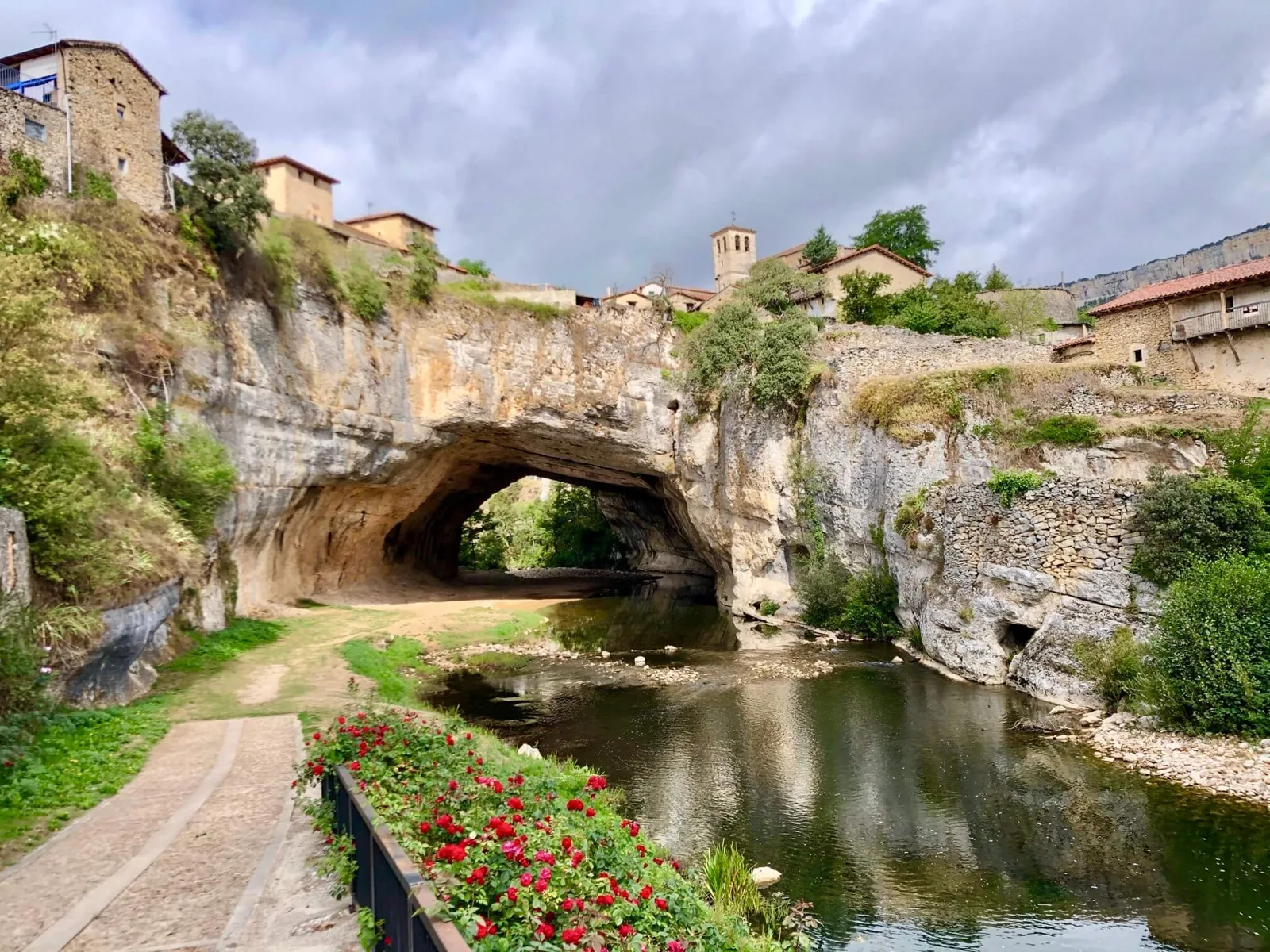 Puentedey, pueblo sobre un puente natural de roca