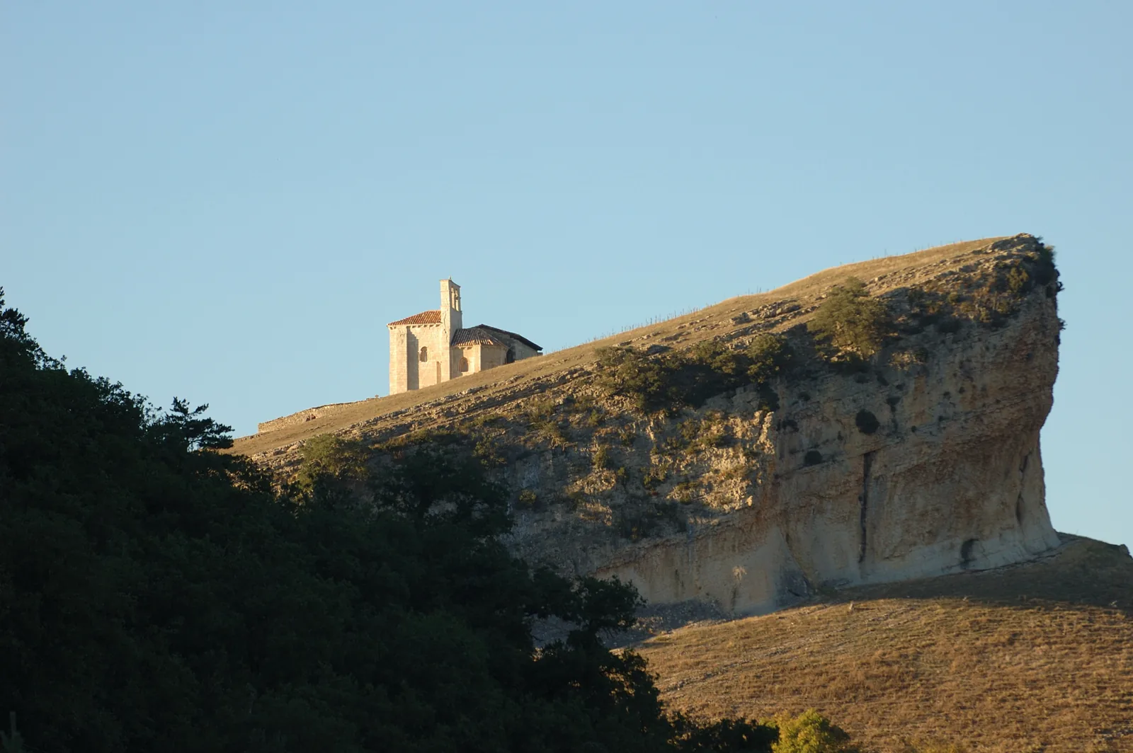 Ermita de San Pantaleón de Losa sobre una peña