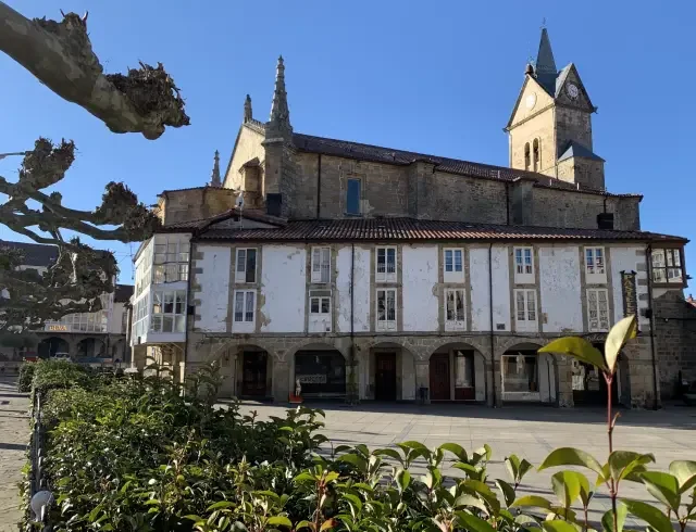 Iglesia de Santa Cecilia y soportales de la plaza de Espinosa