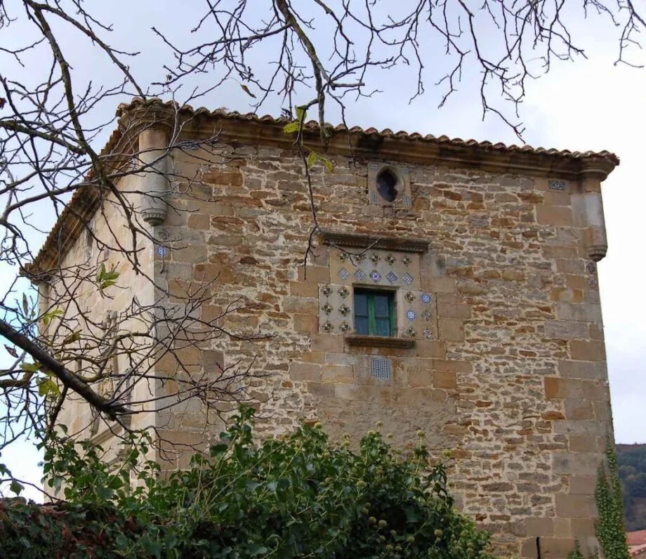 Torre de los Azulejos de Espinosa de los Monteros, de piedra con azulejos en la fachada